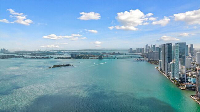 Building Photo - 700 NE 24th St