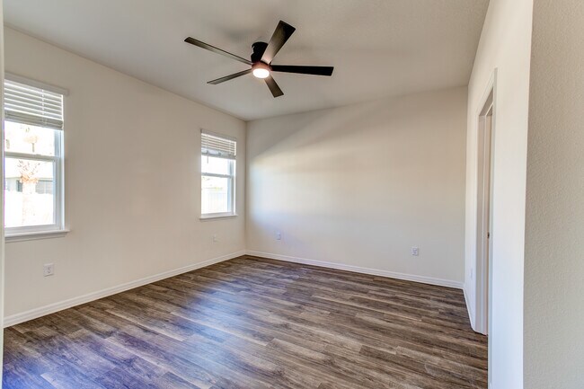 Building Photo - 339 Barebow Ln