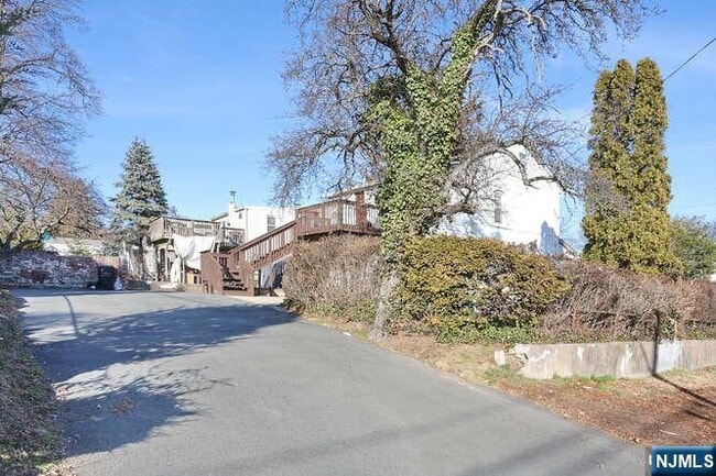 Building Photo - 68 Mohawk Ave