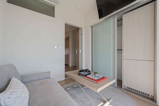 Building Photo - Opulent, Fully Furnished Private Room in S...