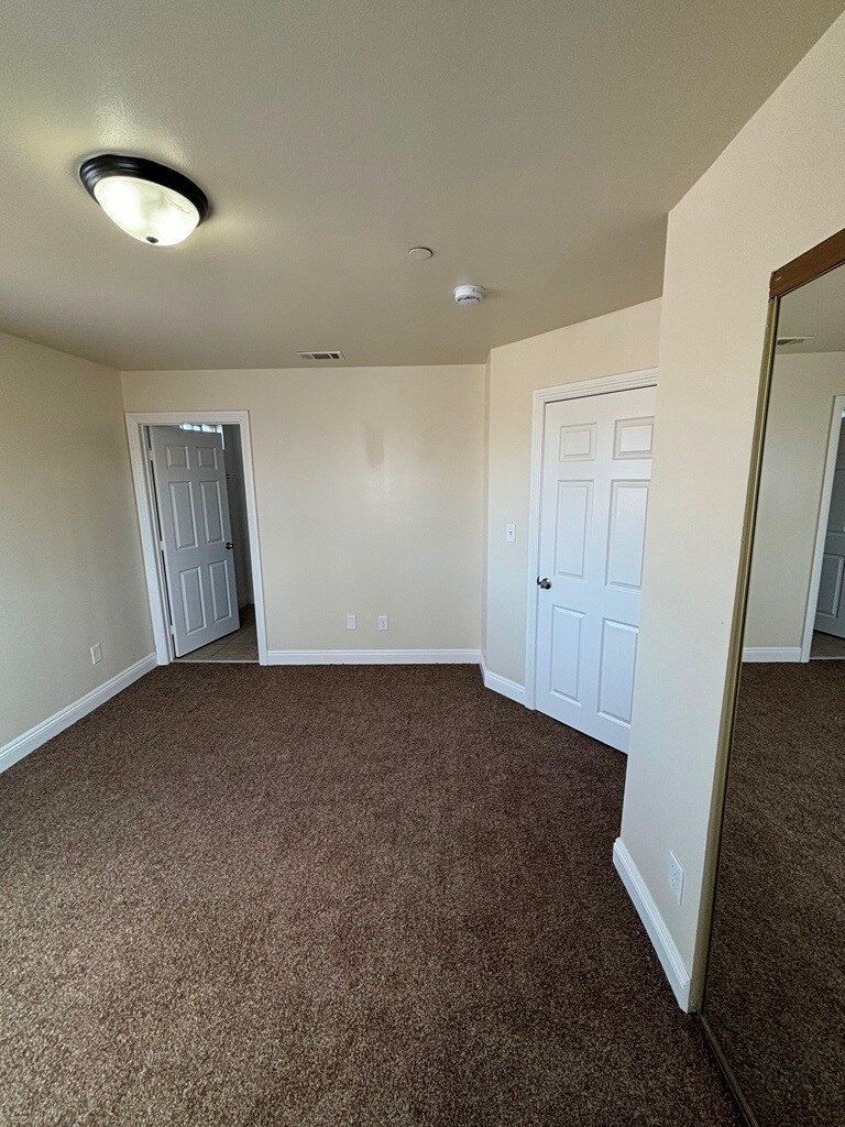 Building Photo - 324 W 77th St