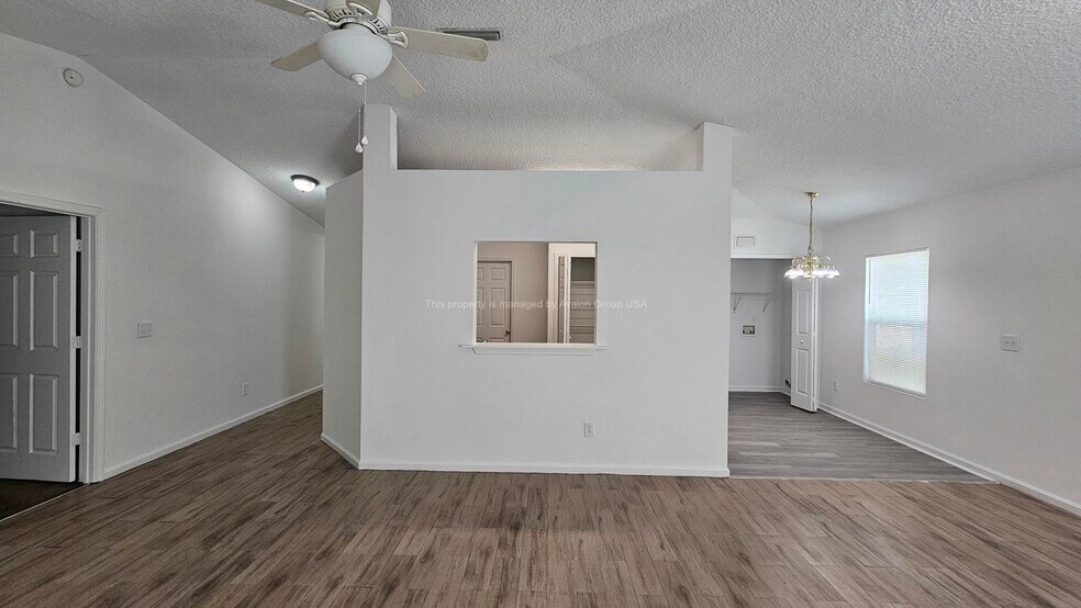Building Photo - 9453 Thorn Glen Rd