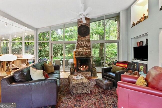 Building Photo - 1232 Bernadette Ln NE