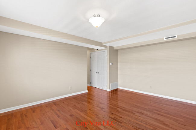 Beautiful hardwood floors - 69 N 20th St