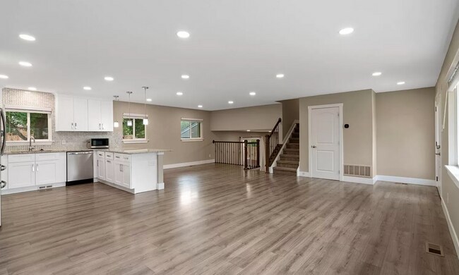 Building Photo - Modern 5 bed, 3.5 bath home in Lakewood!