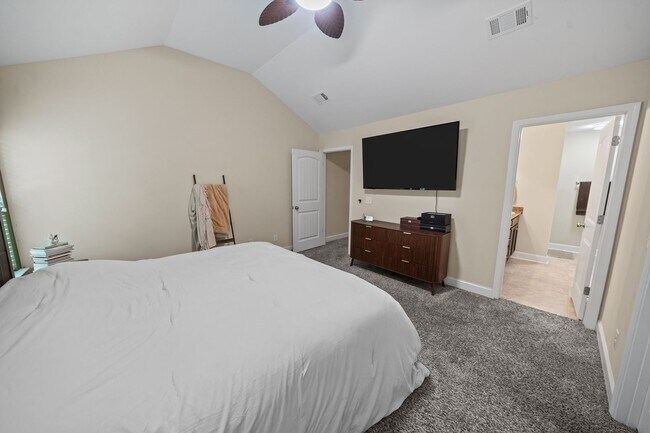 Building Photo - 3 Bedroom Townhome Across from Richmond Hill Golf Club