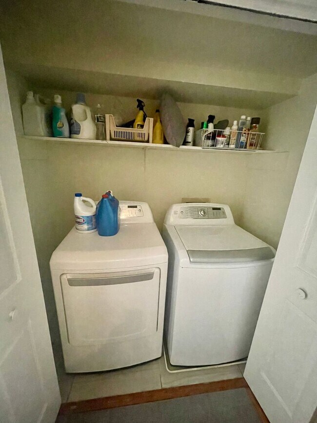 Building Photo - FULLY FURNISHED - PERFECT FOR THE COLLEGE ...