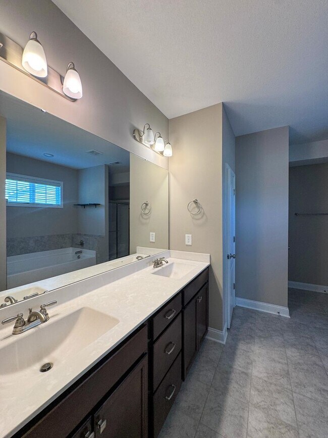 Building Photo - Spacious 4 Bed 3 Bath Home with Fenced Yard