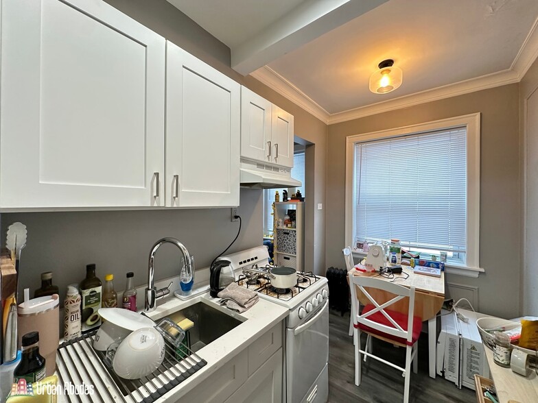 Building Photo - 5517 N Kenmore Ave