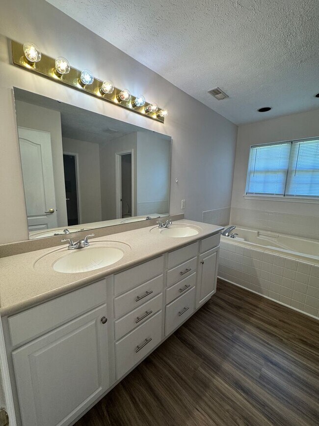 Building Photo - 9847 Cranberry Cir