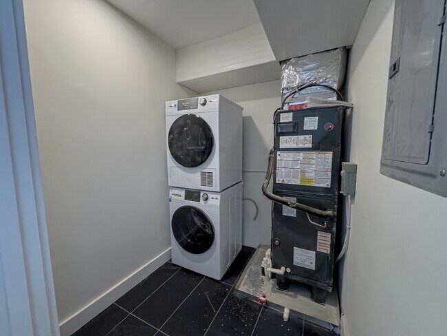 Building Photo - 1936 Green St