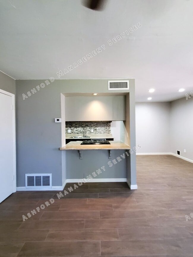 Building Photo - UPDATED 2 story townhome FOR RENT  **SAVE ...