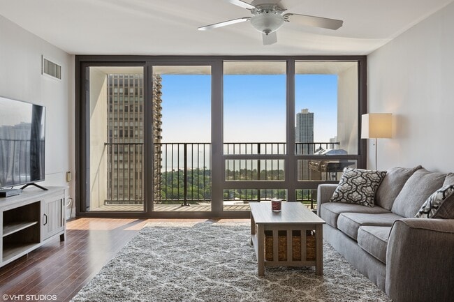 Building Photo - 1636 N Wells St