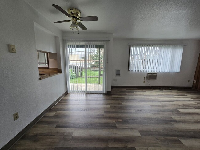 Building Photo - 146 NE Atkinson Ct