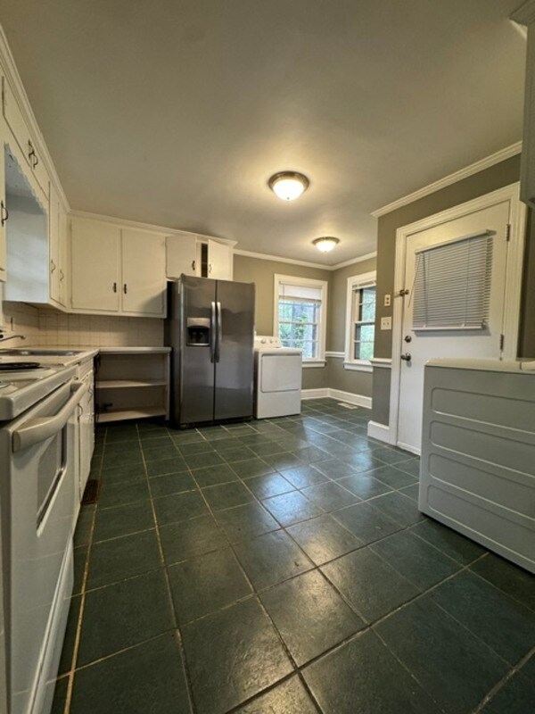 Building Photo - 2414 Slay Dr