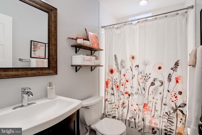 Building Photo - 1249 Kenyon St NW