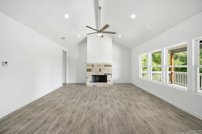 Building Photo - 207 Deer Oaks Dr