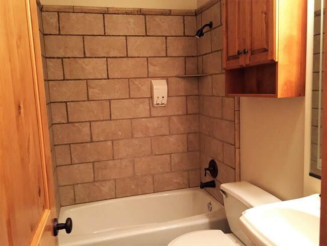 Building Photo - 5063 E Lakeview Dr