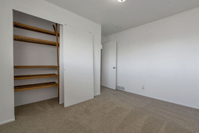 Building Photo - NEW CARPET - 3 Bed, 2 Bath Midvale Duplex with Garage