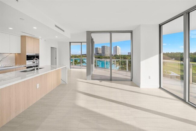 Building Photo - 2411 Laguna Cir