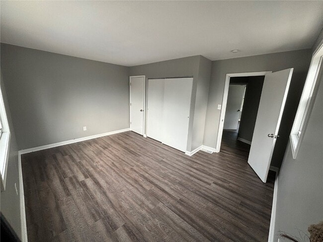 Building Photo - 115 W Cartwright Ave