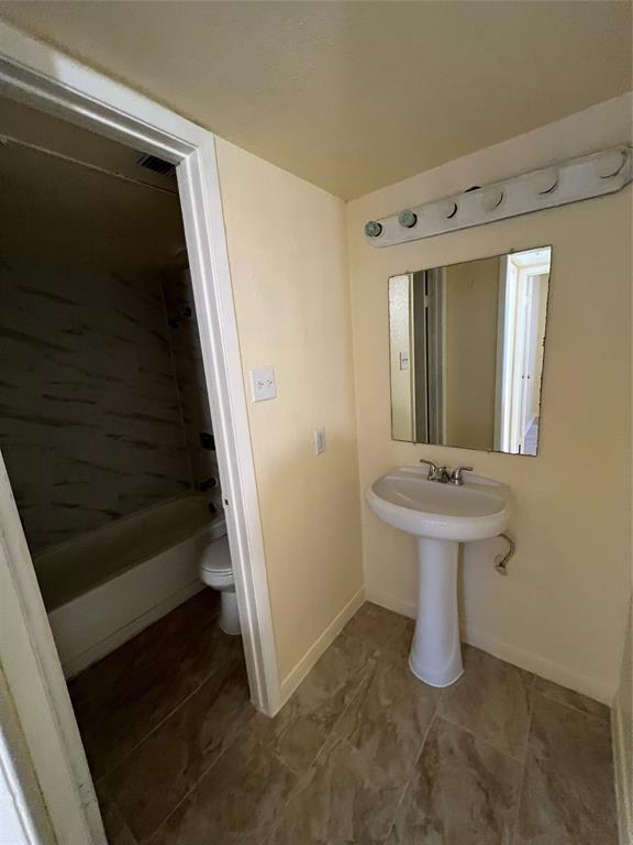 Building Photo - 9000 Bissonnet St