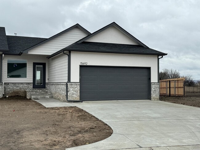 Primary Photo - 1124 N Broadview Ln