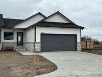 Building Photo - 1124 N Broadview Ln