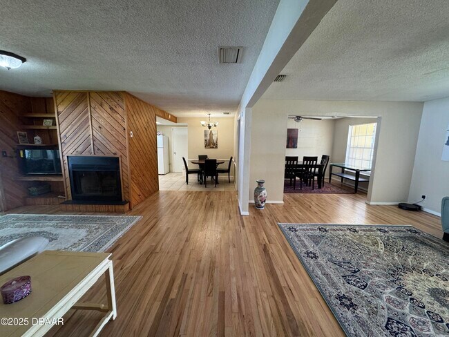 Building Photo - 730 Lindenwood Cir E