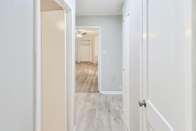 Building Photo - 1106-12th 1/2 12th 1/2 St N