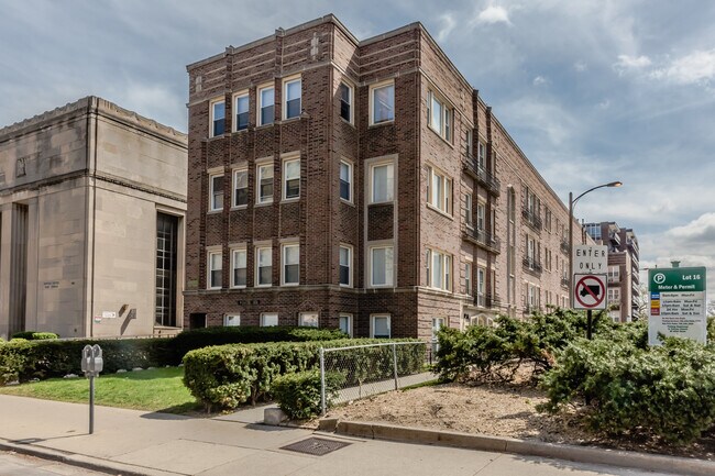 Primary Photo - 921-923 Lake St