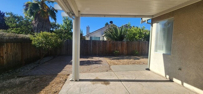 Building Photo - 4 Bedroom 2 Bathroom Home in Elk Grove