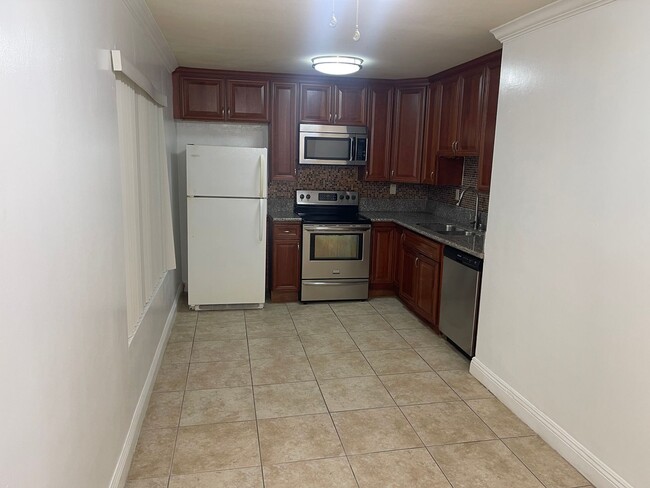 Building Photo - NEWLY UPGRADED BEAUTIFUL TWO BEDROOMS 2 BA...