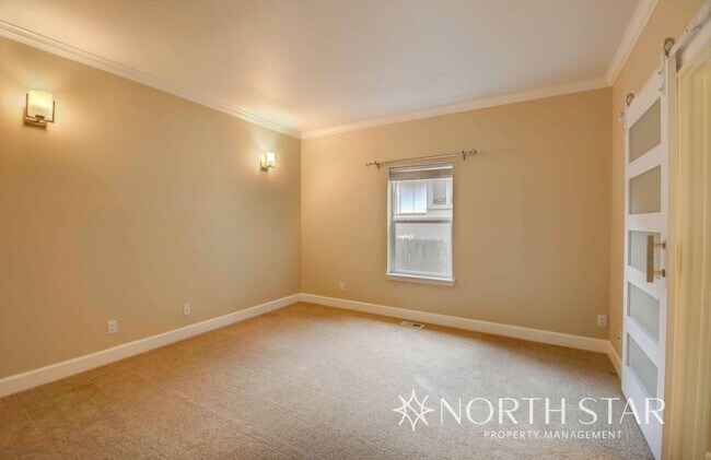 Building Photo - Stunning 3 bed/3 bath in Summit West