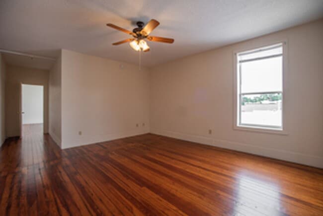 Building Photo - Spacious 2/2 Apartment in Heart of Umatilla!