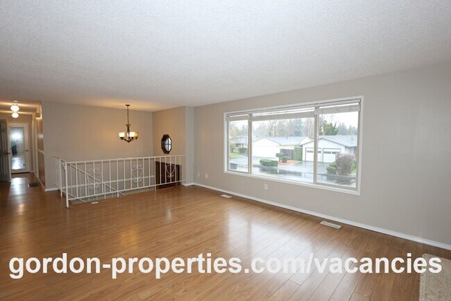 Building Photo - NE 22nd Ct - Gresham 4 bedroom split level home