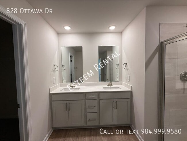 Building Photo - 828 Ottawa Dr