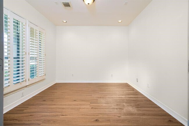 Building Photo - 6010 Serrano Terrace Ln