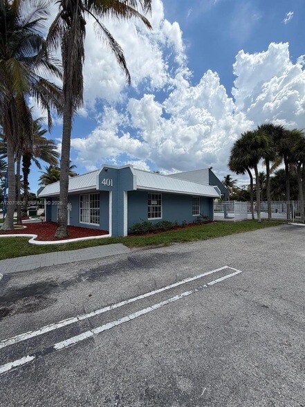 Building Photo - 411 Executive Center Dr