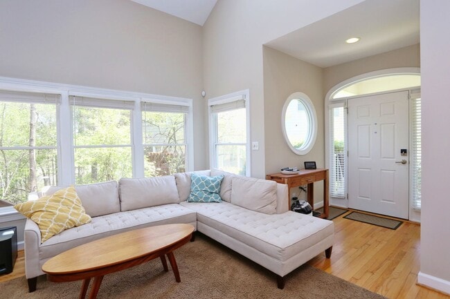 Building Photo - End Unit Townhome in the Heart of Chapel Hill