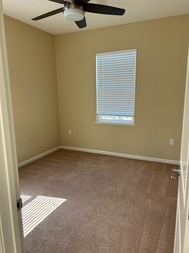 Building Photo - 374 W Abbey Ln