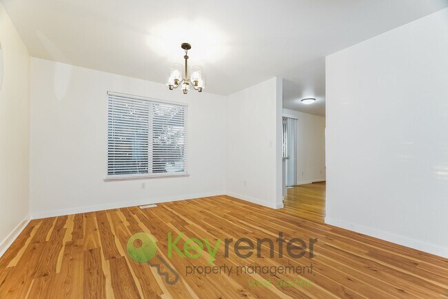 Building Photo - Kent Luxury Home with Double Primary Suite...