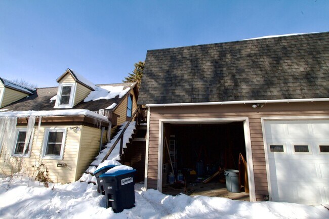Building Photo - Spacious 4–5 Bedroom Home on French Island – Old Town