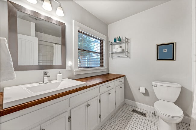 Building Photo - 312 S Dogwood St