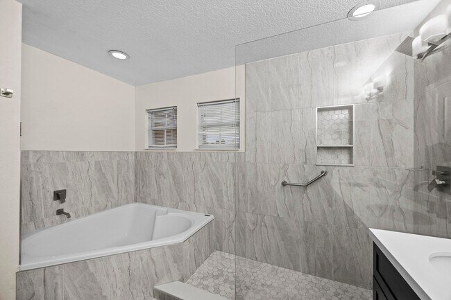 Building Photo - 1622 S Club Dr