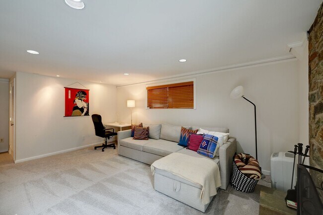 Building Photo - Furnished, Detached Home in Bethesda Alta ...