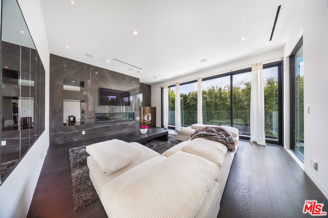 Building Photo - 511 N Rexford Dr