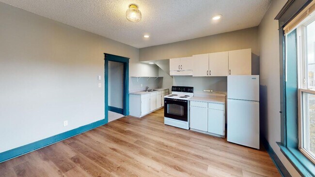 Building Photo - 6307-6321 Roosevelt Way NE