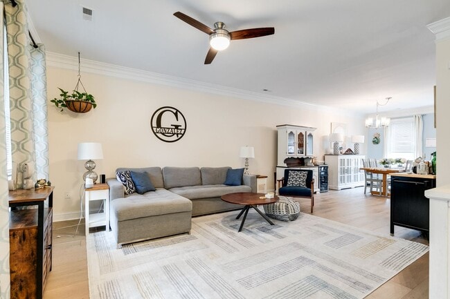 Building Photo - Gorgeous 3 Bedroom Townhome in Oregon Hill...