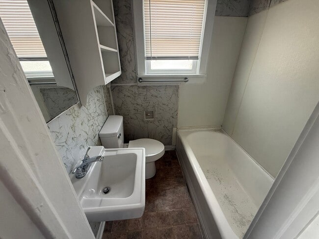 Building Photo - 1 bedroom, 1 bathroom Apartment! AVAILABLE NOW!